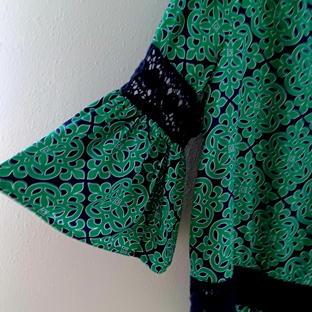 CROWN & IVY Green Floral Blouse, Mp. - Picture 4 of 10
